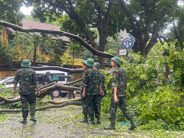 Mọi công tác khắc phục hậu quả sau bão Yagi đang được TP. Hà Nội khẩn trương tiến hành. Dù bão đã suy yếu nhưng người dân vẫn được cảnh báo nguy hiểm bởi mưa lớn, ngập lụt sau bão. Ảnh: Hoàng Huê