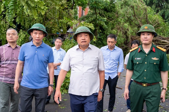 Chairman of Hanoi People's Committee Tran Sy Thanh inspects Ngo Quyen street, Hoan Kiem district. Photo: Hanoi.gov