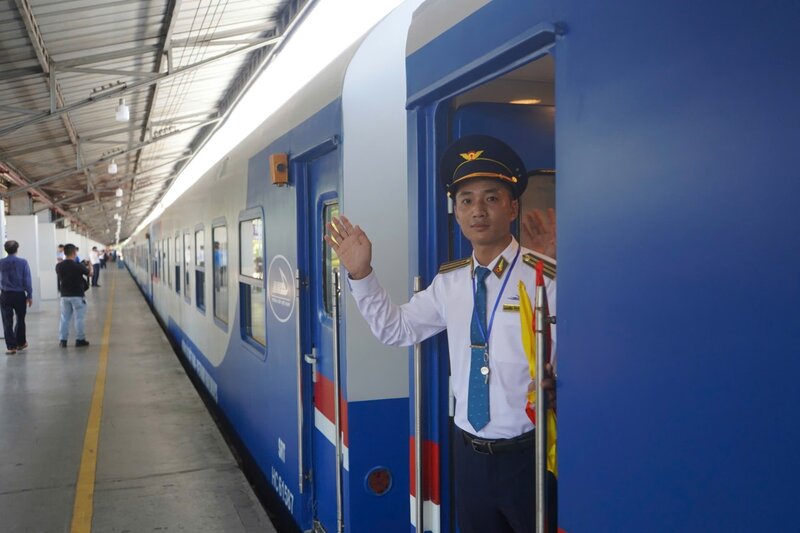 Du lịch tàu lửa ngày càng được nhiều du khách lựa chọn. Ảnh: Anh Tú