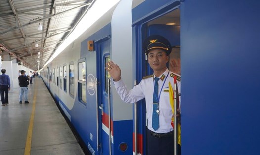 Du lịch tàu lửa ngày càng được nhiều du khách lựa chọn. Ảnh: Anh Tú