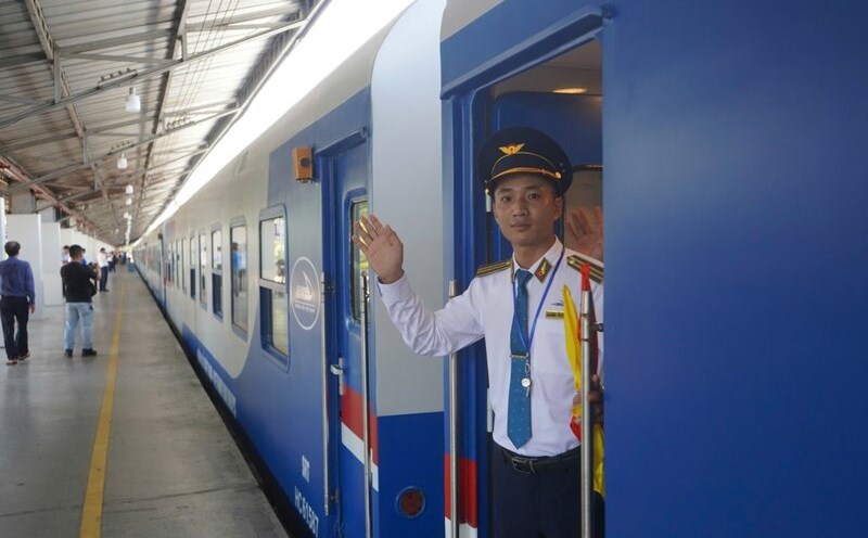 Du lịch tàu lửa ngày càng được nhiều du khách lựa chọn. Ảnh: Anh Tú