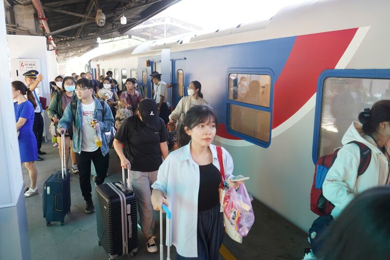 Many travel businesses have seen high growth in rail tourism during the recent summer and national holidays. Photo: Anh Tu