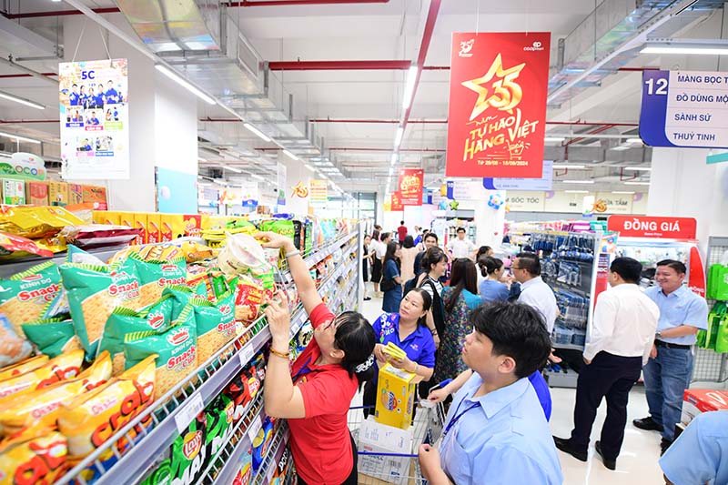 Co.opmart Pham The Hien extends the program 35 years of Pride in Vietnamese products with the system. Photo: Quang Dinh