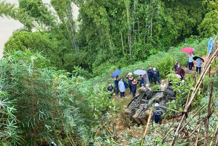 The truck plunged into the abyss, killing one person and injuring two others. Photo: Provided by local residents