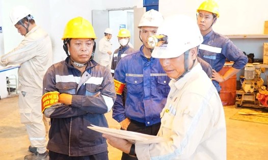 Người lao động ngành Dầu khí trong giờ làm việc. Ảnh: CĐDK