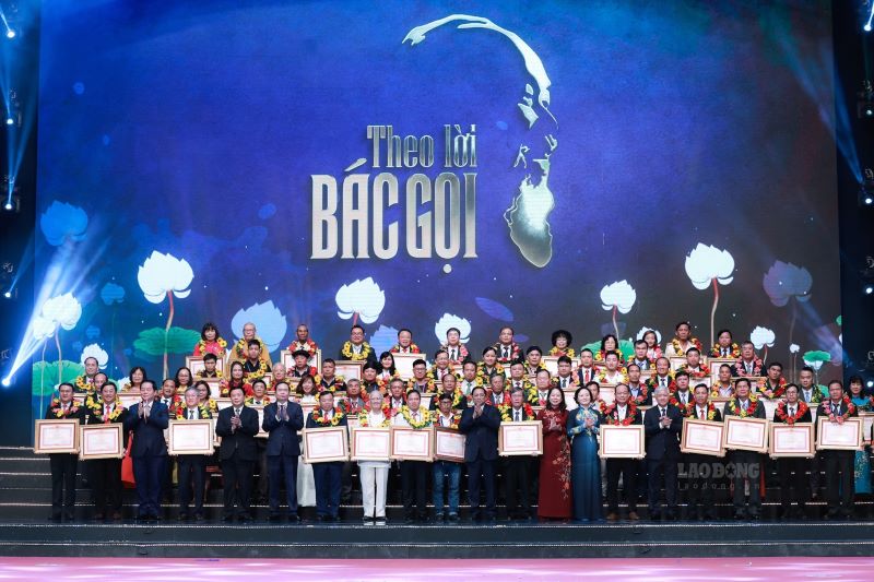 Thủ tướng Chính phủ Phạm Minh Chính và lãnh đạo Đảng, Nhà nước trao tặng Bằng khen của Thủ tướng Chính phủ cho 75 gương điển hình tiên tiến. Ảnh: Hải Nguyễn