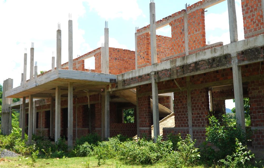 Trường học xây dang dở, rồi dừng vì thiếu vốn. Ảnh: Hàn Nguyên.