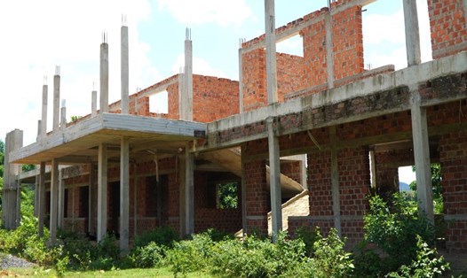 Trường học xây dang dở, rồi dừng vì thiếu vốn. Ảnh: Hàn Nguyên.