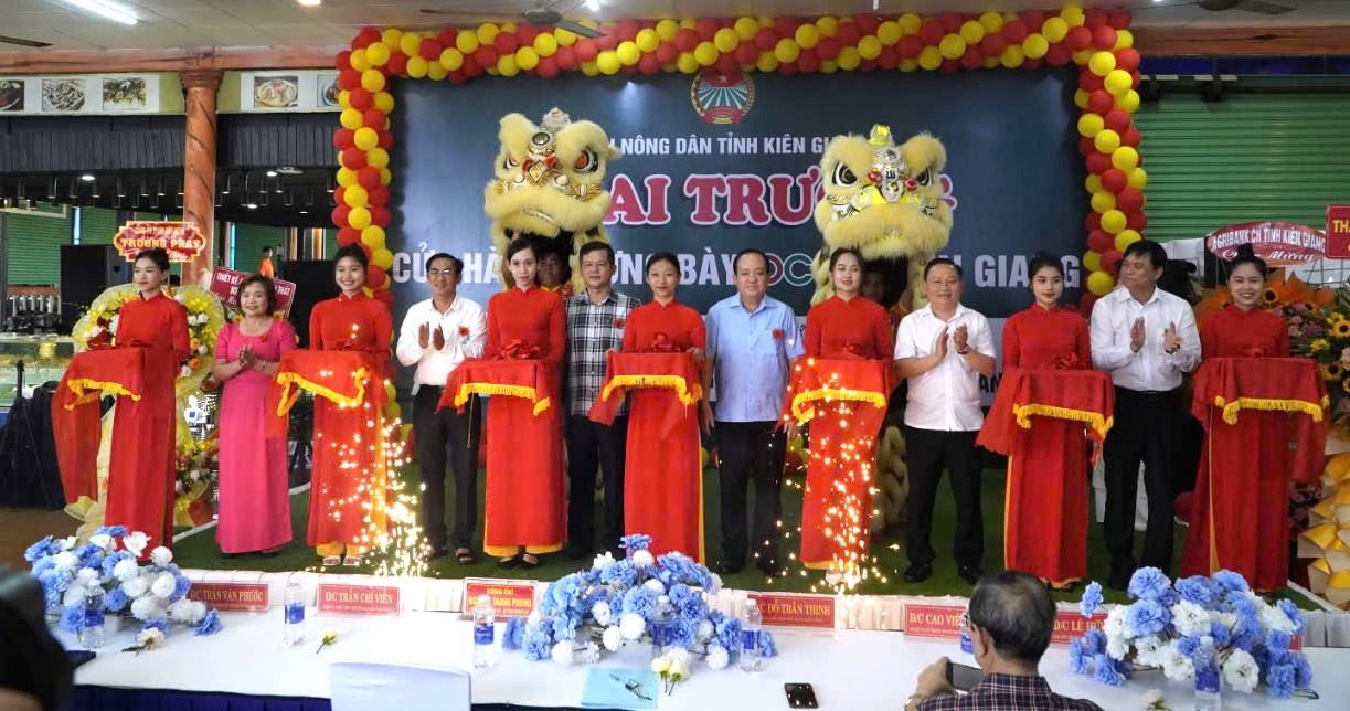 Đại biểu cắt băng khai trương cửa hàng trưng bày OCOP Kiên Giang. Ảnh: Nguyên Anh