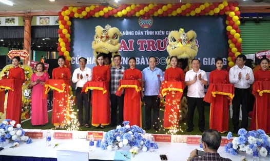 Đại biểu cắt băng khai trương cửa hàng trưng bày OCOP Kiên Giang. Ảnh: Nguyên Anh