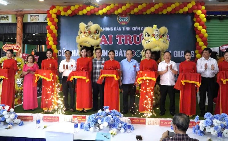 Đại biểu cắt băng khai trương cửa hàng trưng bày OCOP Kiên Giang. Ảnh: Nguyên Anh