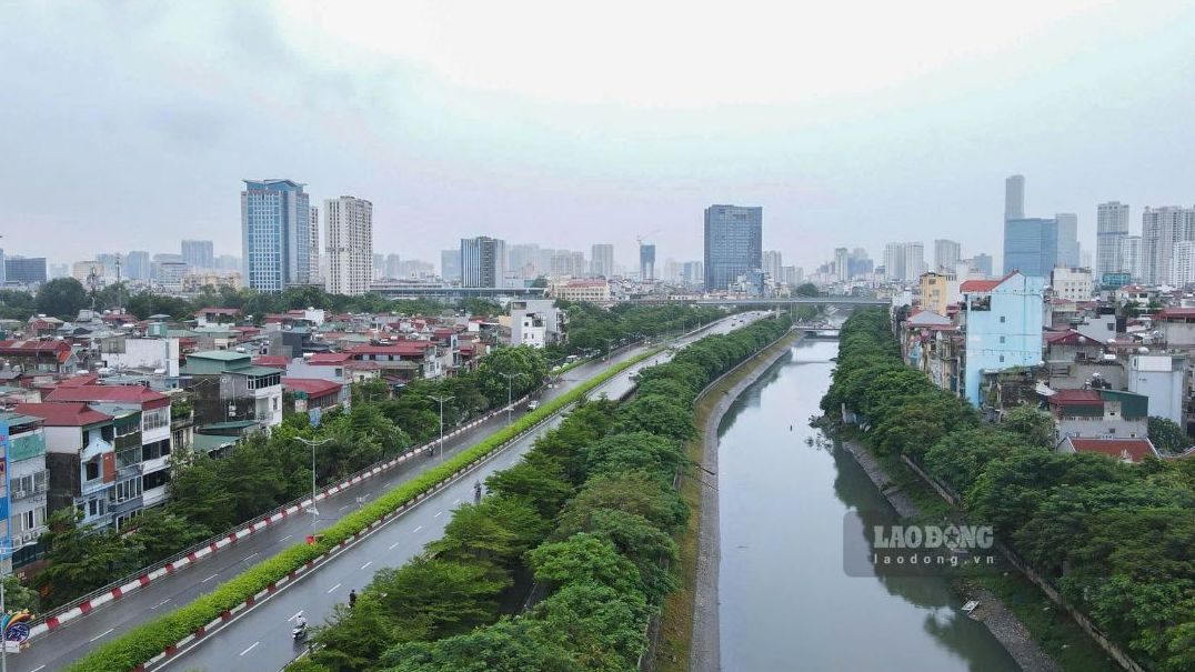 Sông Tô Lịch chuyển mình sang màu xanh sau cơn bão Yagi. Một số người dân bày tỏ thích thú khi con sông nổi tiếng về độ ô nhiễm khoác lên mình “chiếc áo mới“. Ảnh: Phan Anh