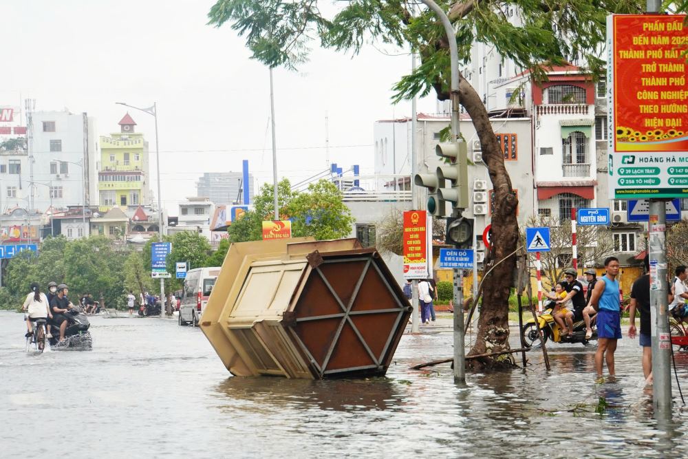 Traffic police booth at Lach Tray - Nguyen Binh intersection collapsed onto the road.