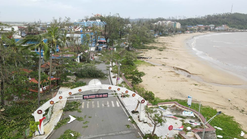 On the morning of September 8 in Do Son, the tourist route of Do Son area 2 was devastated with hundreds of trees on both sides of the road broken.