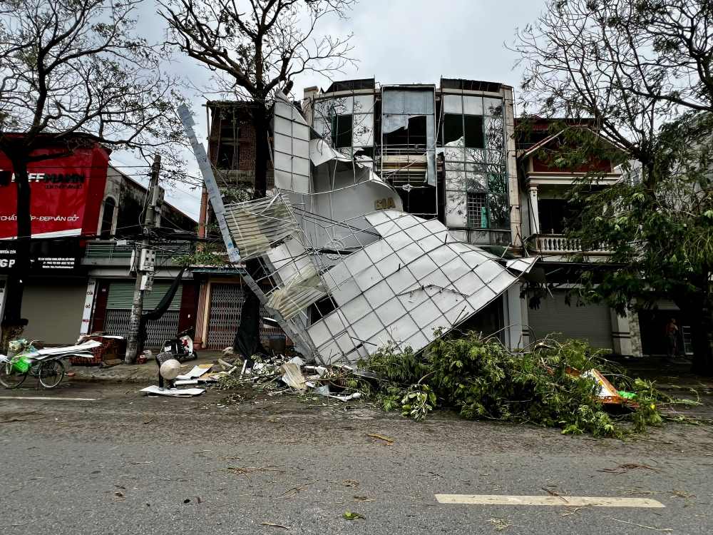 Many houses, offices, businesses, warehouses, factories, and livestock farms were damaged, had their roofs blown off, and electric poles broken.