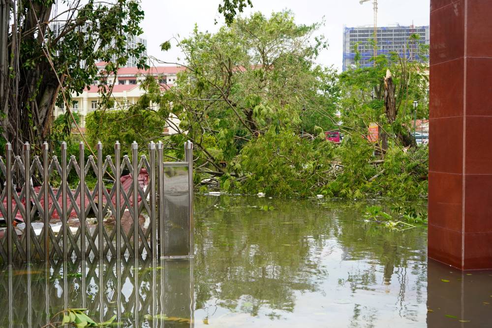 Trường Trung cấp Thủy Sản (đường Thiên Lôi, Hải Phòng) bị cô lập khi nước ngập sâu gần 1m. 