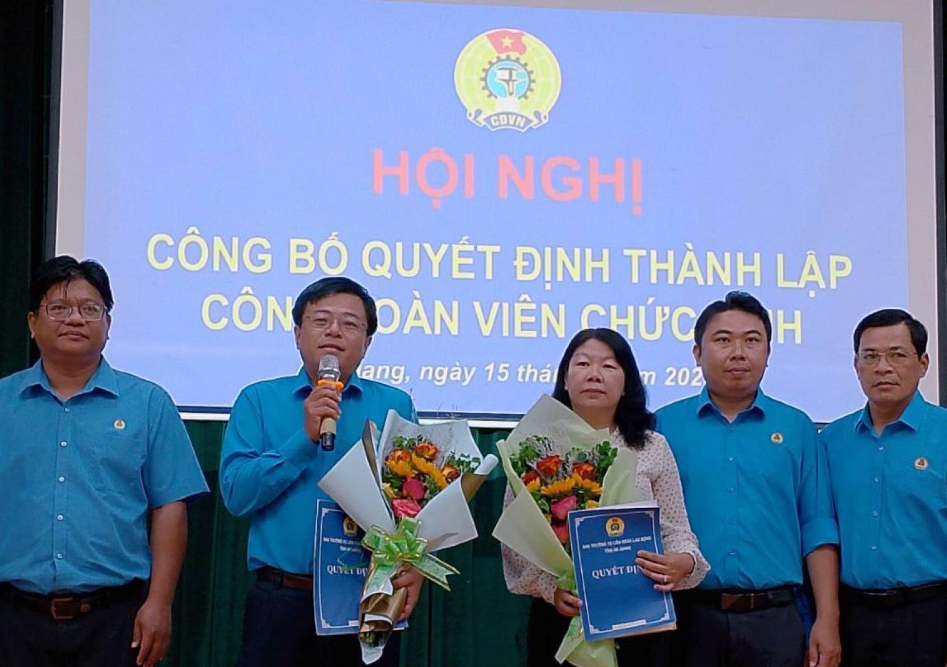 Ông Huỳnh Ngọc Minh (thứ 2 từ trái sang) - Chủ tịch Công đoàn Viên chức tỉnh An Giang. Ảnh: Lâm Điền