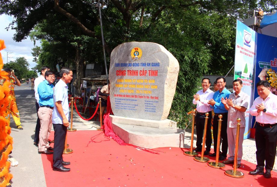 Lễ gắn biển công trình cấp tỉnh chào mừng 95 năm Ngày thành lập Công đoàn Việt Nam: “Dự án nâng cấp Đường tỉnh 958 (tuyến Tri Tôn - Vàm Rầy). Ảnh: Lâm Điền