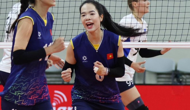 Middle blocker Le Thanh Thuy (No. 8) received the title of "Best Middle Blocker" of AVC Challenge Cup 2024. Photo: AVC