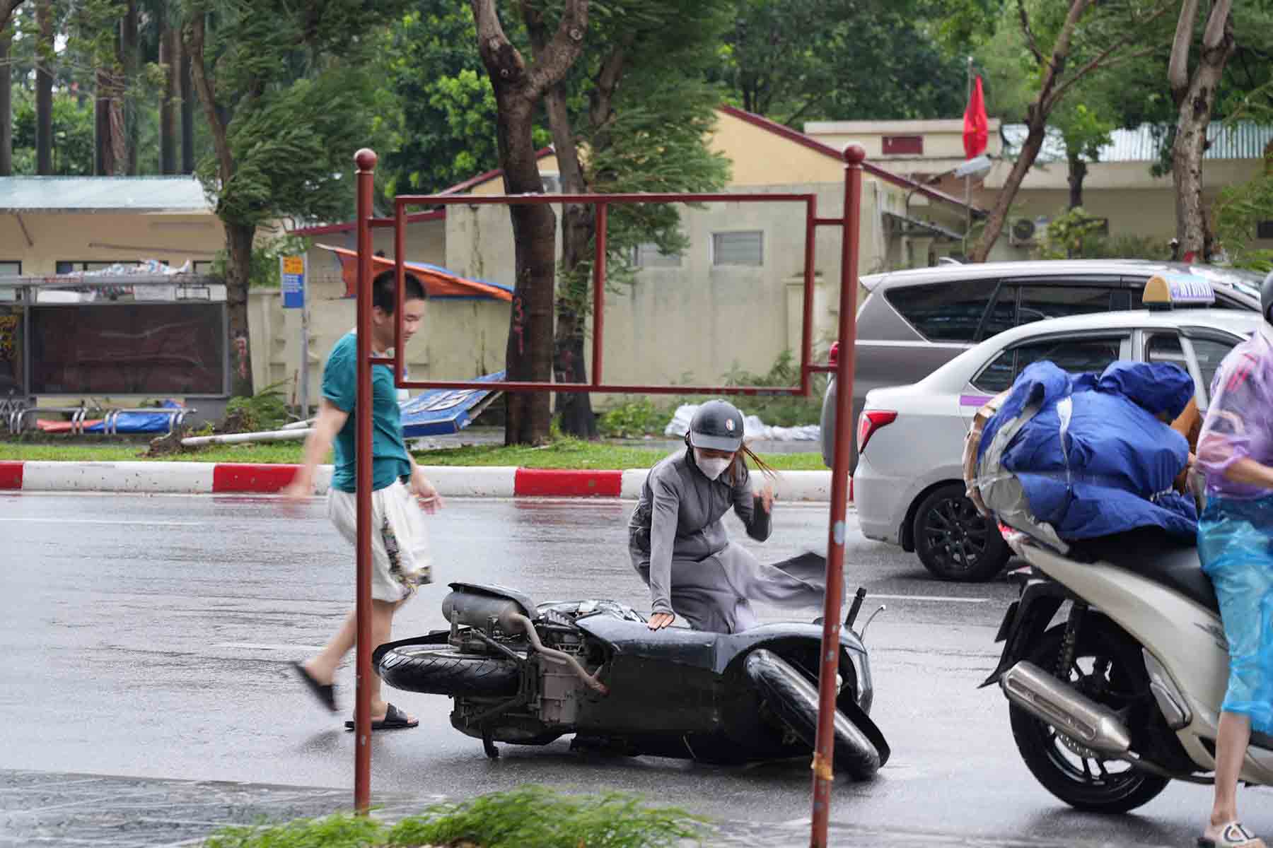 Người dân cần lưu ý trường hợp được bồi thường bảo hiểm xe máy liên quan đến bão gây ra. Ảnh: Hữu Chánh