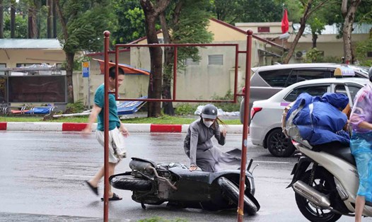Người dân cần lưu ý trường hợp được bồi thường bảo hiểm xe máy liên quan đến bão gây ra. Ảnh: Hữu Chánh
