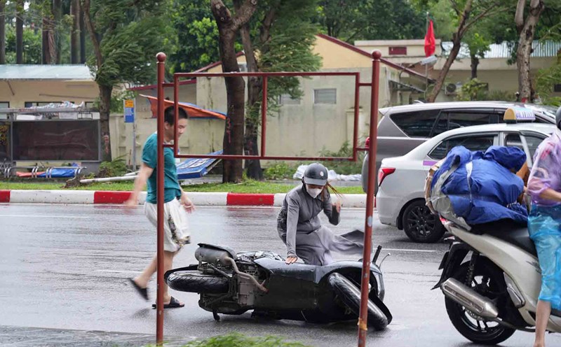 Người dân cần lưu ý trường hợp được bồi thường bảo hiểm xe máy liên quan đến bão gây ra. Ảnh: Hữu Chánh
