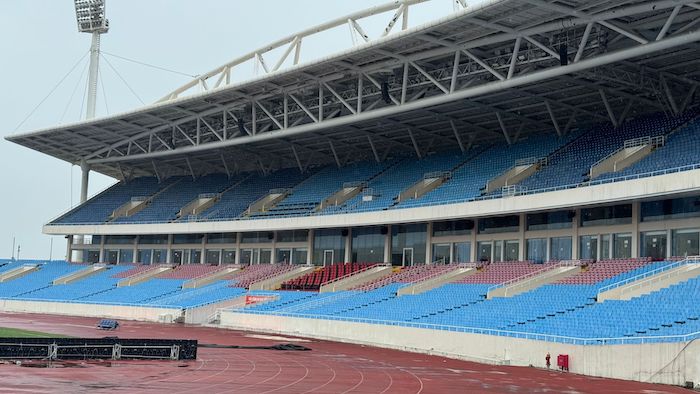 Over the next two days, staff will clean up the landscape and the stands of My Dinh Stadium to prepare for the match between Vietnam and Thailand, taking place at 8:00 p.m. on September 10.