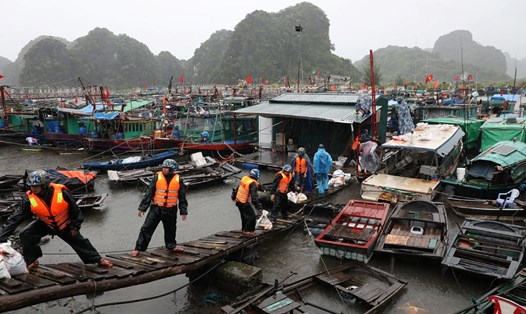 Lực lượng chức năng giúp người dân ứng phó với bão số 3. Ảnh: BQP