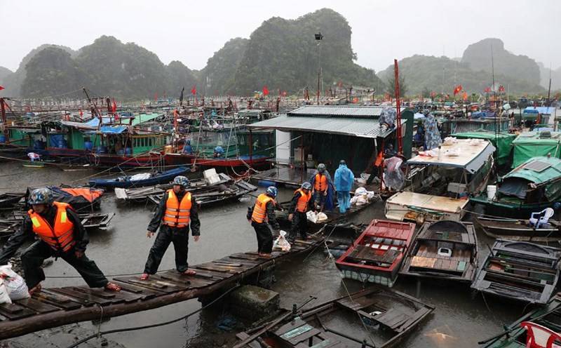 Lực lượng chức năng giúp người dân ứng phó với bão số 3. Ảnh: BQP