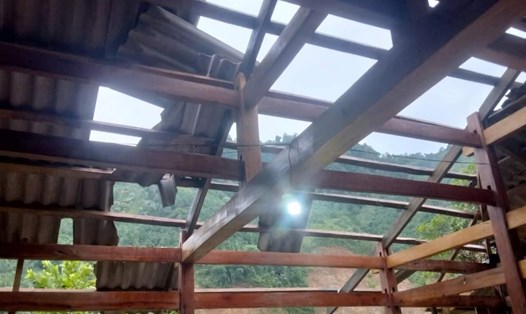 Mưa bão khiến nhiều nhà dân bị hư hỏng nặng. Ảnh: Cổng thông tin điện tử tỉnh Yên Bái