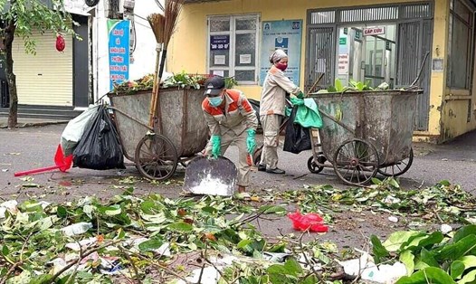 Công nhân môi trường oằn mình dọn rác thải sau bão số 3