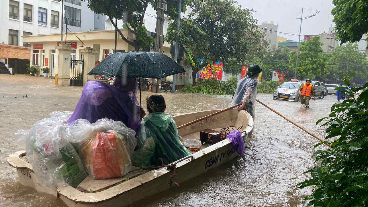 Nước ngập sâu, người dân phường Tứ Liên phải di chuyển bằng thuyền đến nơi an toàn. Ảnh: Hoàng Lộc