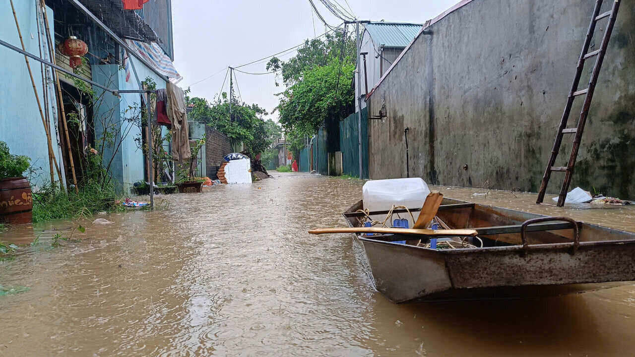 Toàn bộ khu vực đội 1, thôn Võng La (huyện Đông Anh) vẫn đang ngập sâu trong nước gây ảnh hưởng lớn đến đời sống sinh hoạt của người dân. Ảnh: Hải Danh