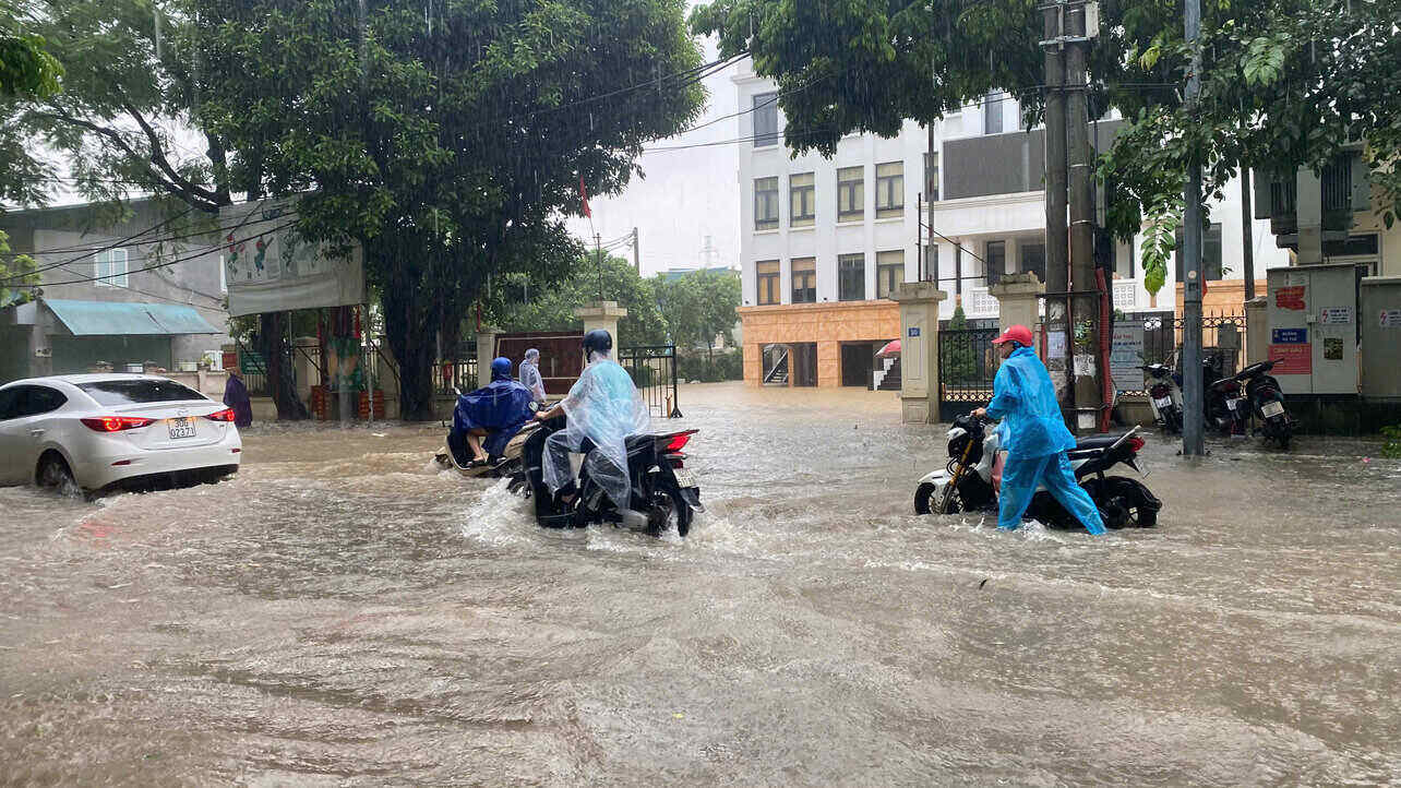 Tại đường Âu Cơ, phường Tứ Liên, quận Tây Hồ đã xảy ra ngập úng, nhiều phương tiện chết máy. Ảnh: Cao Thơm