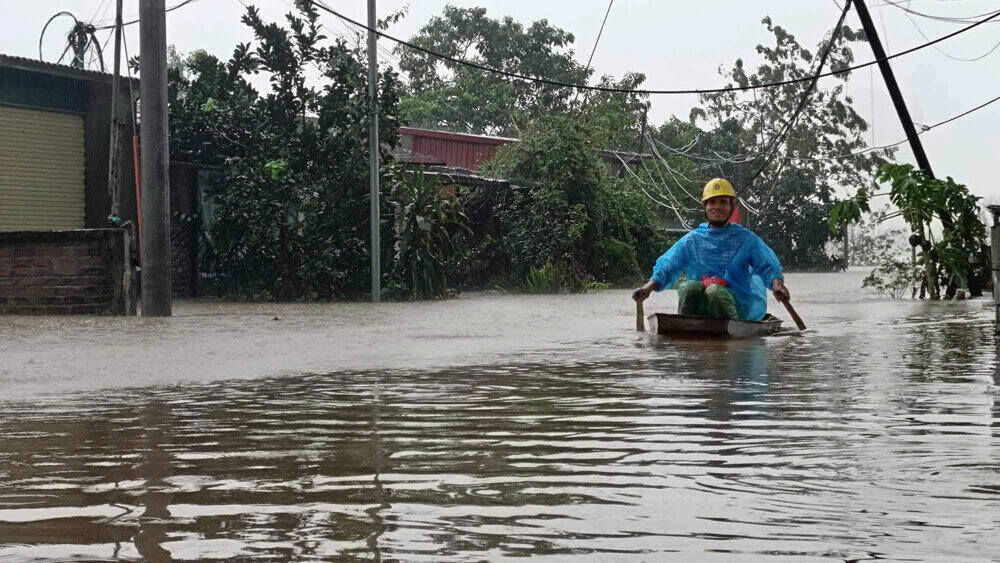 Khoảng chục hộ dân thôn Võng La (huyện Đông Anh) ngập sâu trong nước. Anh Nguyễn Đình Huy (thôn Võng La, Đông Anh) cho biết: “Hôm qua vẫn còn đường đi lại mà từ đêm qua đến nay nước đã dâng ngập lối đi. Nhà tôi nước ngập cao phải tới 2,5m lên bằng cửa chính vào nhà. Xác định đồ đạc hỏng bỏ đi hết, tính mạng mình là quan trọng“. Ảnh: Hải Danh