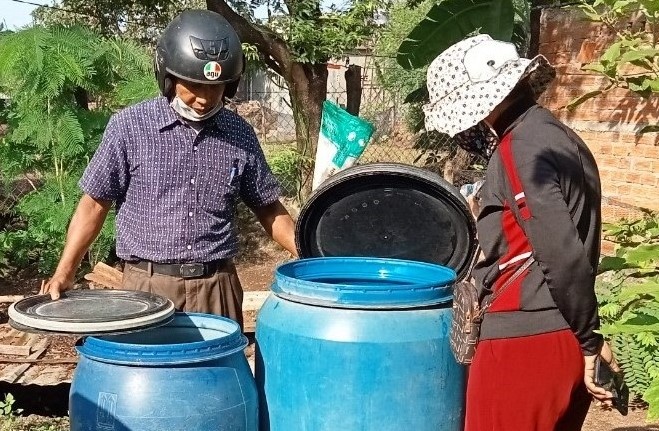 Cơ quan chức năng  tỉnh Đắk Lắk giúp người dân diệt bọ gậy, loăng quăng nhằm kéo giảm số ca mắc bệnh sốt xuất huyết. Ảnh: Bảo Trung
