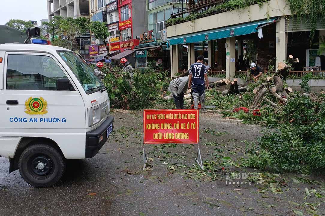 Hiện nay, lực lượng chức năng đang cố gắng xử lý để giảm thiểu thiệt hại cho người dân. 