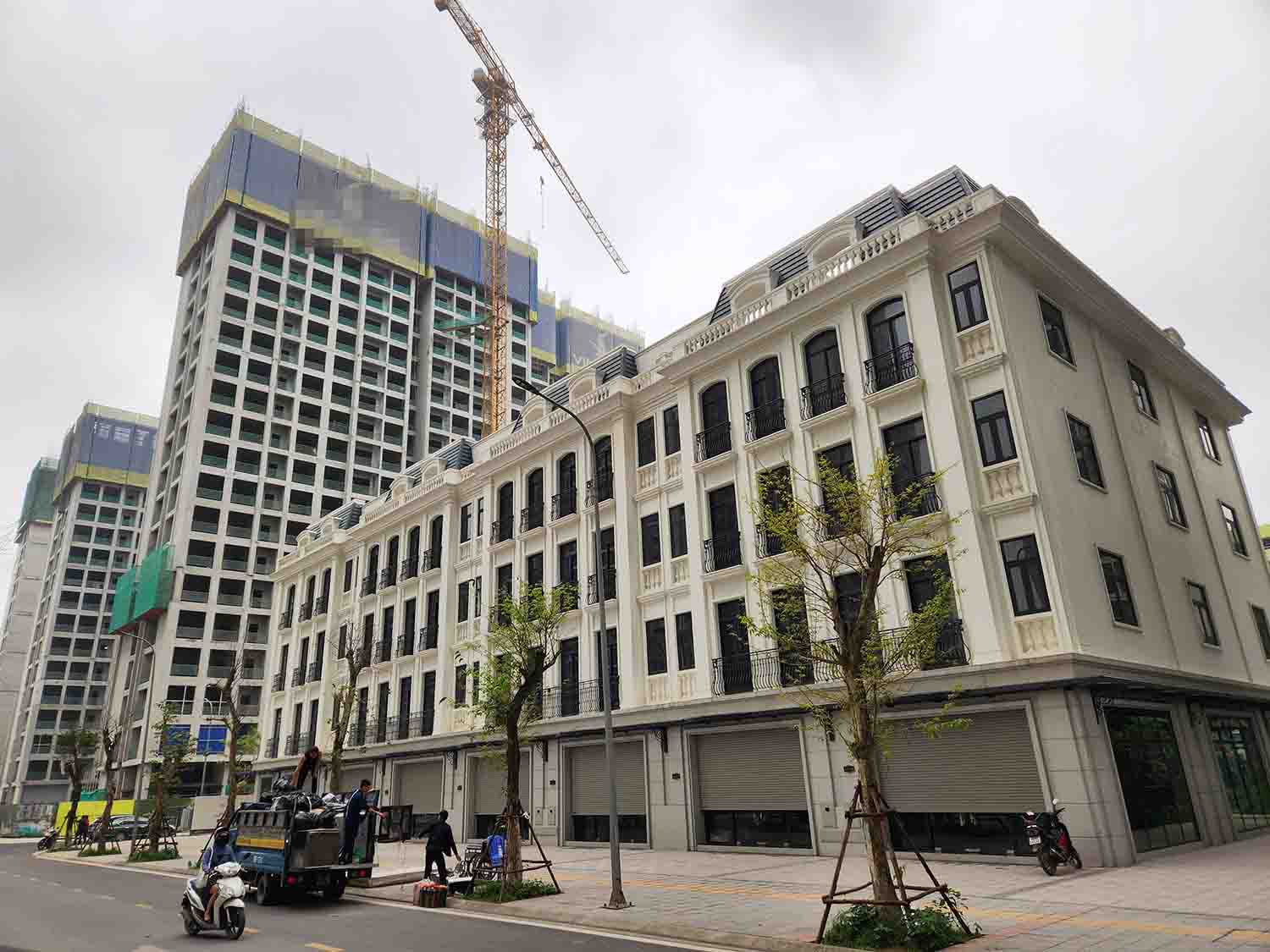 Nhiều dự án chung cư mới đang được rao bán giá ngang ngửa nhà liền kề vùng ven. Ảnh: Cao Nguyên