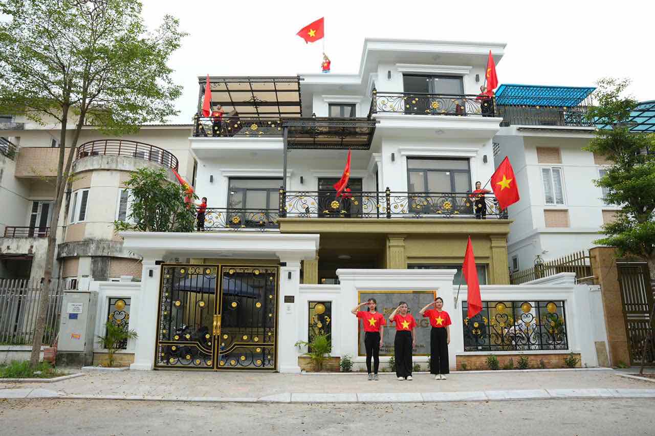 Ngôi nhà cả gia đình chị Vinh hỗ trợ cho người dân ở tránh bão. Ảnh: Lương Hạnh 