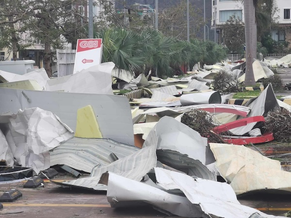 Tấm tôn rơi kín mít bãi đỗ xe siêu thị Go Hạ Long. Ảnh: Đoàn Hưng