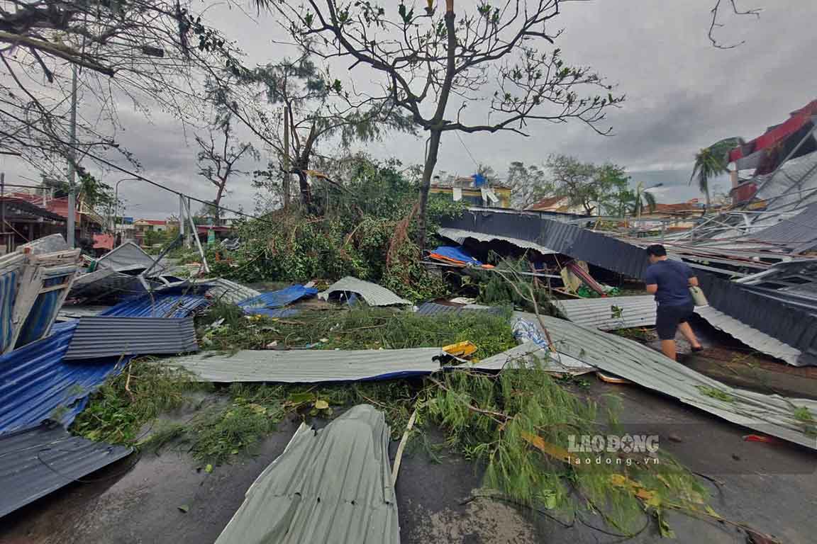 This is a common sight on the streets of Do Son district, especially along the coast at this time.