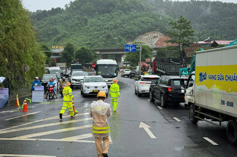 Lực lượng chức năng Lào Cai phân luồng, điều tiết giao thông. Ảnh: Đinh Đại