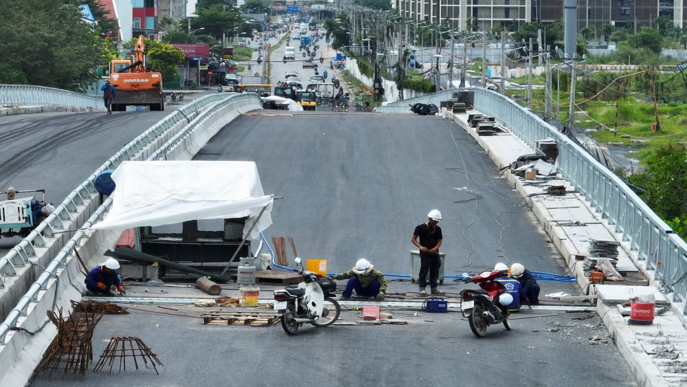  Không khí thi công nhộn nhịp hối hả trên công trường cây cầu người dân mong chờ suốt 8 năm.