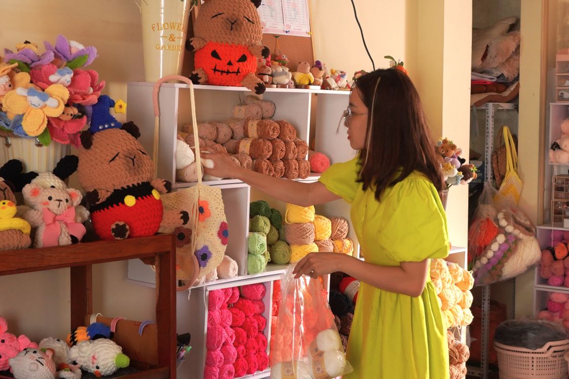 Ms. Bich Tuyen rearranges orders to send. Photo: Ta Quang