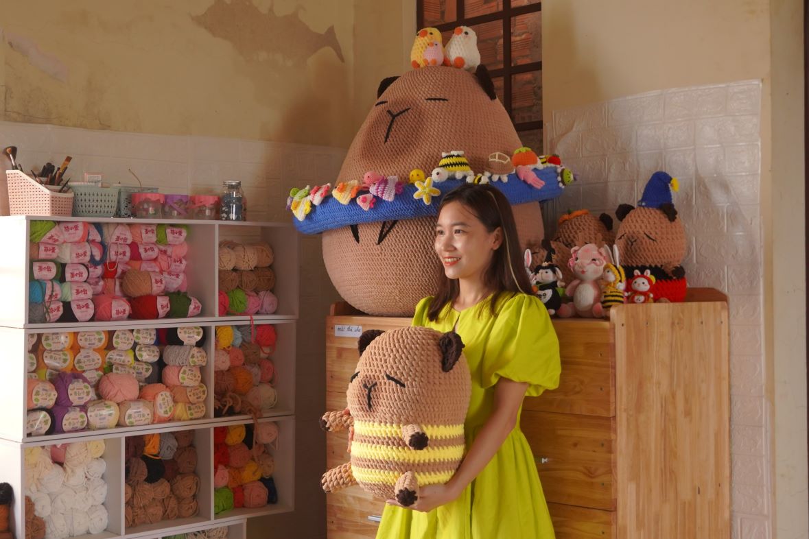 Nhờ đan len, cô gái ở Cần Thơ kiếm gần 90 triệu đồng/tháng. Ảnh: Tạ Quang