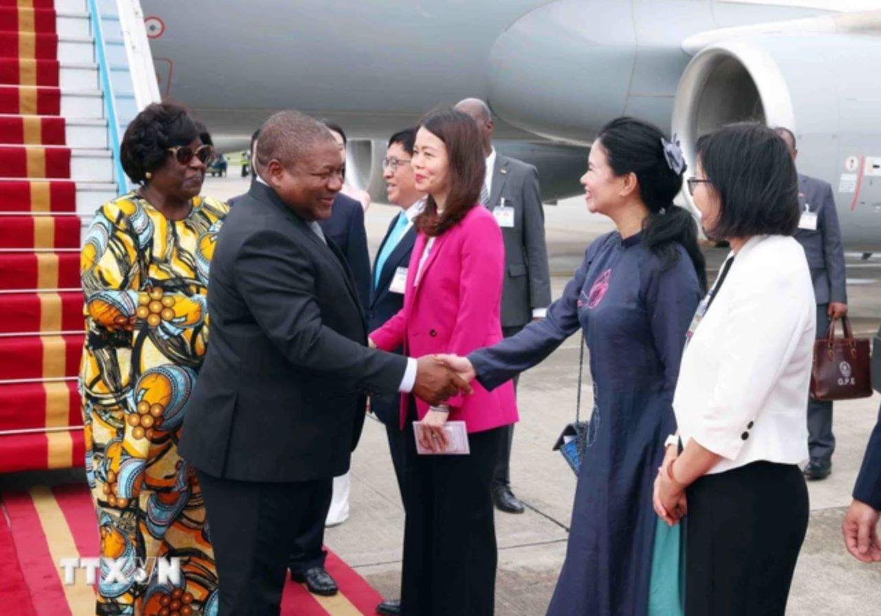 Các quan chức Văn phòng Chủ tịch nước, Bộ Ngoại giao đón Tổng thống Mozambique Filipe Jacinto Nyusi và Phu nhân tại sân bay quốc tế Nội Bài. Ảnh: TTXVN