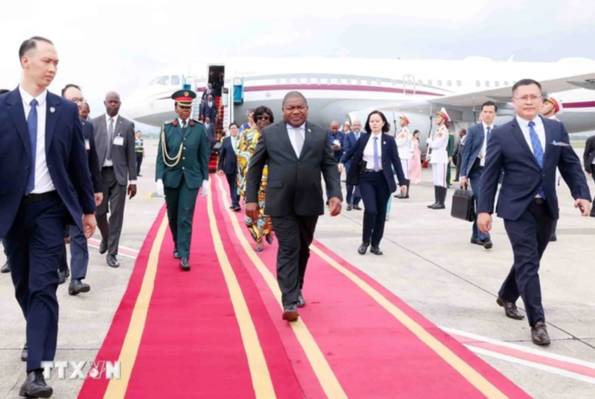 Chủ nhiệm Văn phòng Chủ tịch nước Lê Khánh Hải đón Tổng thống Mozambique Filipe Jacinto Nyusi và Phu nhân tại sân bay quốc tế Nội Bài. (Ảnh: Phạm Kiên/TTXVN)