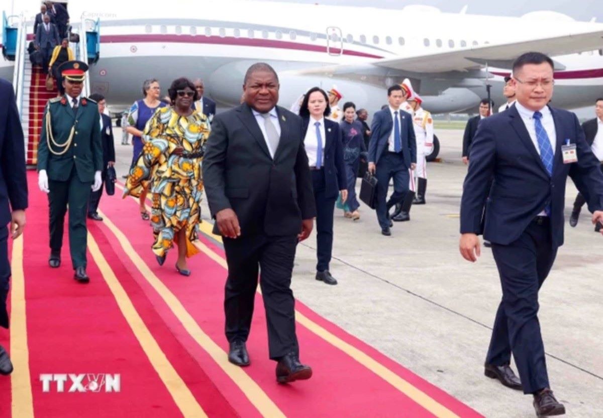 Welcoming ceremony for Mozambique President Filipe Jacinto Nyusi and his wife at Noi Bai International Airport. Photo: VNA