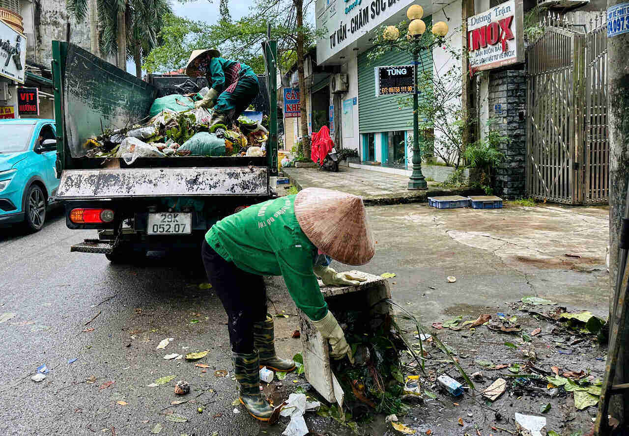 Cùng với nhiều lực lượng khắc phục hậu quả của bão trên địa bàn, từ 3 giờ sáng đội thu gom rác thải đô thị thuộc Công ty Môi trường Đô thị Xuân Mai đã ra quân thu dọn từ sớm.