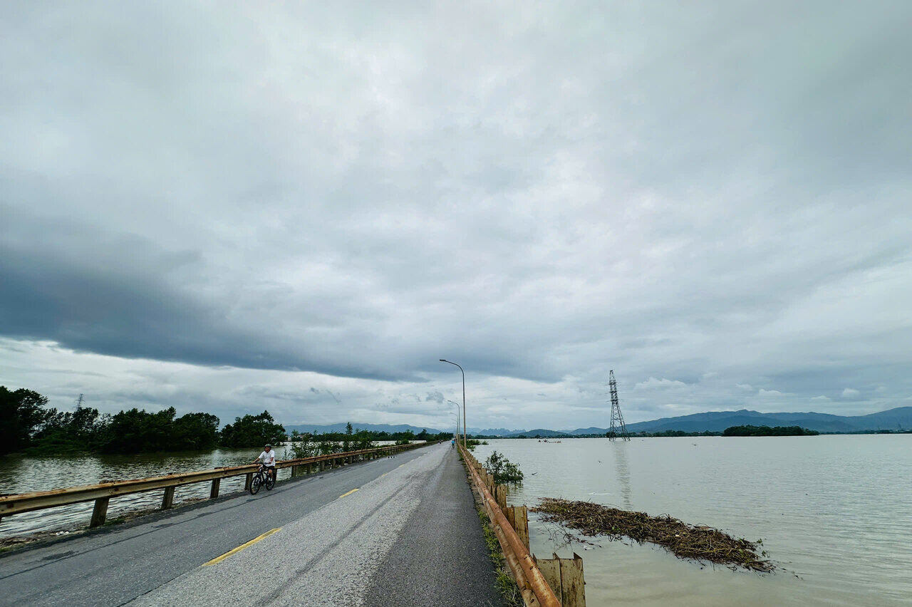 In the area of ​​provincial road 421B (the section connecting Can Huu commune, Quoc Oai with Xuan Mai town, Chuong My, Hanoi), due to the impact of storm No. 3 Yagi, the water has risen to the edge of the national highway. Many people living around the area predict that from now until evening, the water may flood over the road surface, due to the low-lying terrain, floods from many places have gathered.